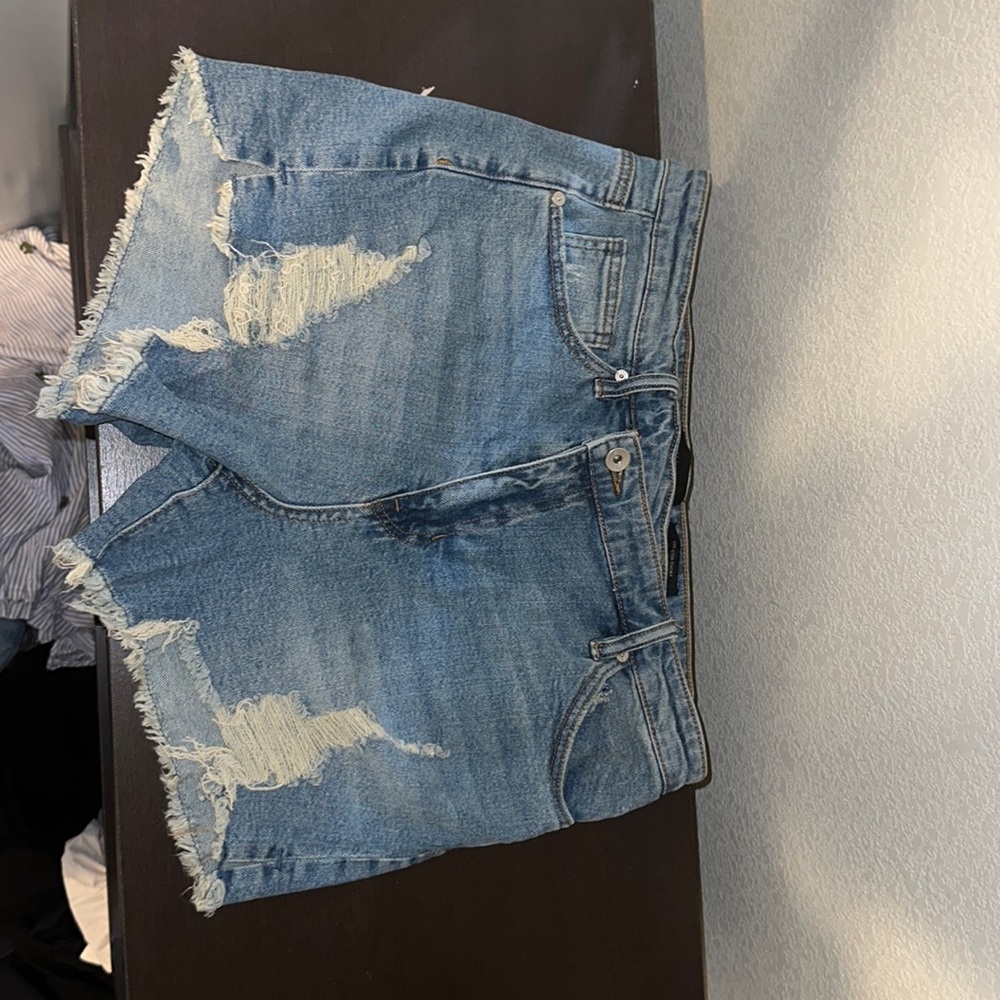 Lightly used kendell + Kylie jean short